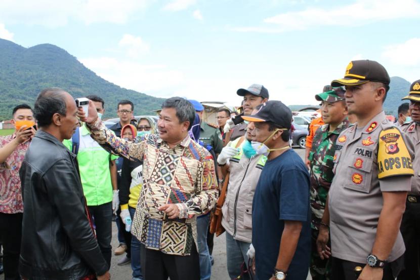 Bupati Garut Rudy Gunawan (Kemeja batik).