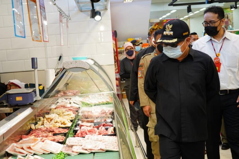 Bupati Garut Rudy Gunawan memimpin kegiatan inspeksi mendadak (sidak) ke sejumlah pasar swalayan untuk memastikan ketersediaan pangan di Kabupaten Garut, Kamis (6/5).