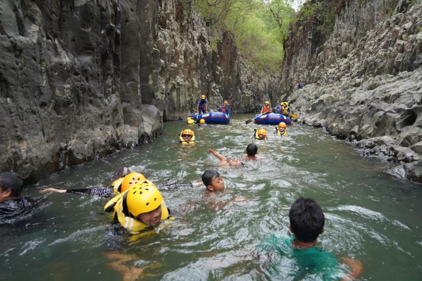 Bupati Garut Rudy Gunawan mencoba wisata air baru Leuwi Kanjeng Daleum di aliran Sungai Cisanggiri,  perbatasan Kecamatan Cibalong dan Kecamatan Cisompet, Kamis (3/9).