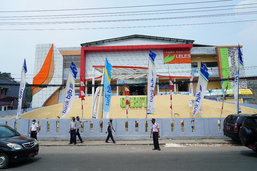 Bupati Garut, Rudy Gunawan, mendampingi Wakil Menteri Perdagangan, Jerry Sambuaga, dalam peresmian Pasar Rakyat Leles, di Kecamatan Leles, Kabupaten Garut, Rabu (30/3/2022). Pasar Rakyat Leles di Garut sudah menerapkan sistem pembayaran digital.