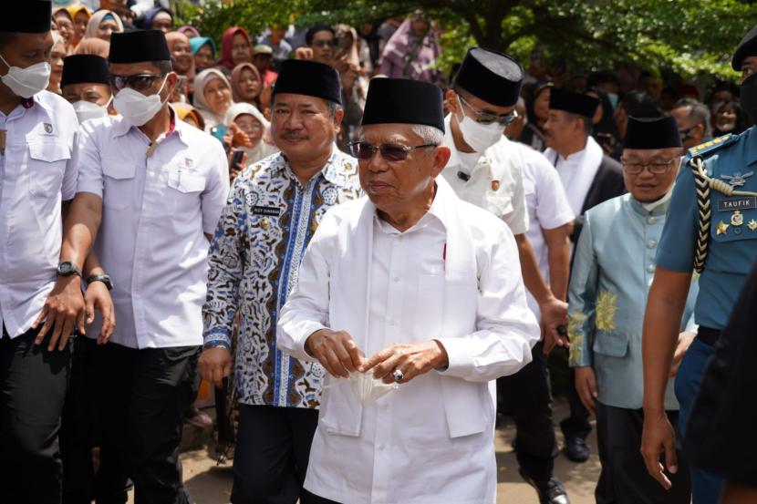 Wakil Presiden (Wapres) KH Ma’ruf Amin (tengah)
