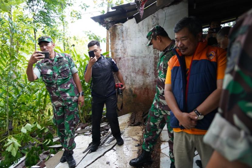Bupati Garut, Rudy Gunawan, mengecek kondisi pascagempa di beberapa tempat Kecamatan Pakenjeng, Kabupaten Garut, Ahad (4/11/2022). 