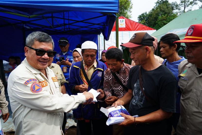 Bupati Garut, Rudy Gunawan, mengunjungi langsung posko pengungsian warga terdampak bencana dan dapur umum Tagana Garut yang berlokasi di Kecamatan Cugenang, Kabupaten Cianjur, Rabu (7/12/2022).