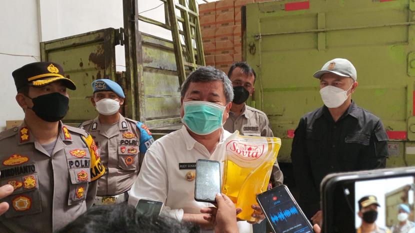 Bupati Garut, Rudy Gunawan, menijau ketersediaan minyak goreng kemasan di salah satu distributor di wilayah Kecamatan Garut Kota, Kabupaten Garut, Rabu (16/3/2022). 