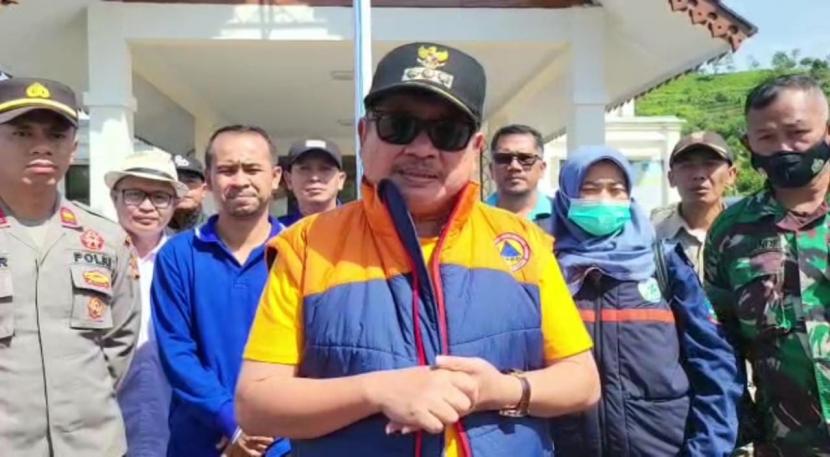 Bupati Garut, Rudy Gunawan meninjau secara langsung kondisi masyarakat di Kecamatan Talegong pascagempa, Ahad (4/12/2022). 