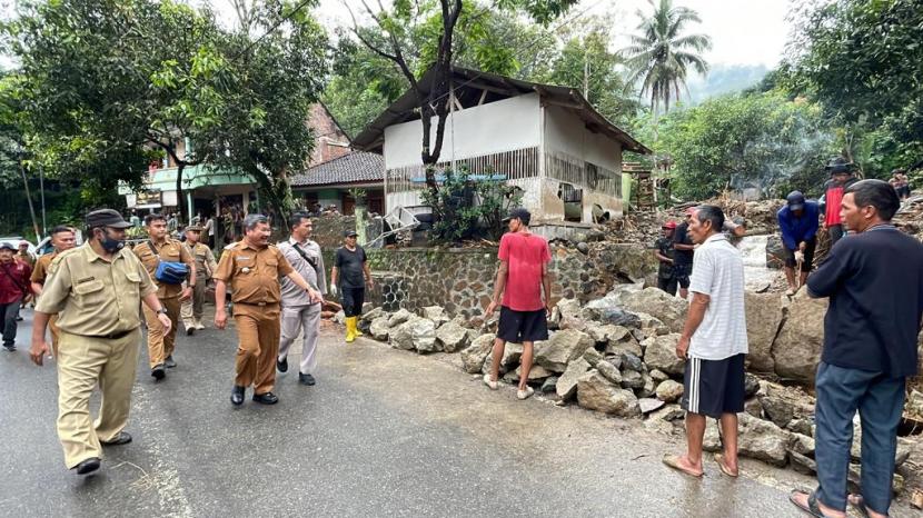 Bupati Garut, Rudy Gunawan, meninjau secara langsung kondisi terkini lokasi bencana yang ada di Desa Sukanagara, Kecamatan Cisompet, Kabupaten Garut, Senin (26/9/2022). 