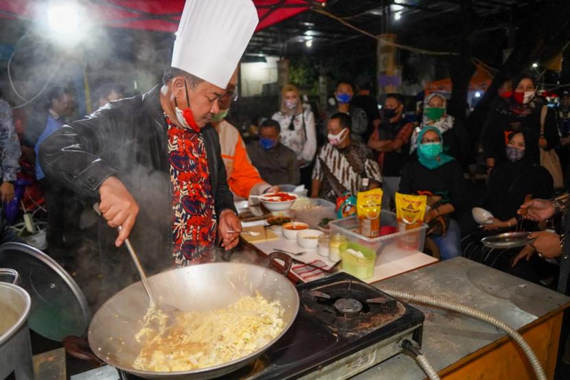 Bupati Garut Rudy Gunawan meresmikan Garut Culinary Night 2020, di Pelataran Pendopo Garut, Jumat malam (14/7) malam. 