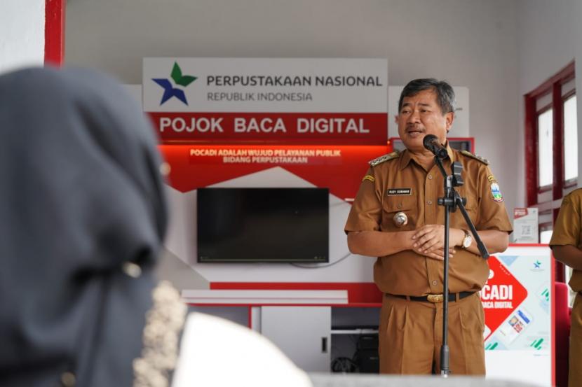 Bupati Garut, Rudy Gunawan, meresmikan Pojok Baca Digital (Pocadi) yang berlokasi di Teras Cimanuk, Jalan RSU, Kecamatan Tarogong Kidul, Kabupaten Garut, Senin (5/12/2022). 