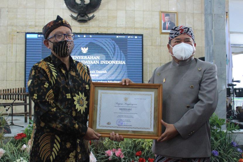 Bupati Garut, Rudy Gunawan, secara simbolis menerima Anugerah Kebudayaan Indonesia (AKI) Tahun 2020 dari Kemendikbud di Pendopo Garut, Selasa (2/12). 