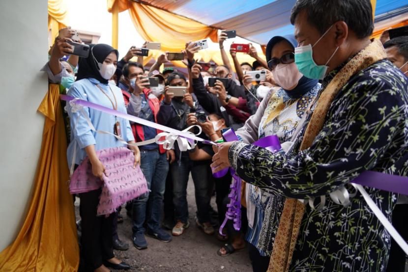 Bupati Garut Rudy Gunawan secara simbolis menyerahkan rumah relokasi kepada warga terdampak bencana tanah longsor di Desa Karyamekar, Kecamatan Cilawu, Kabupaten Garut, Selasa (15/2/2022). 
