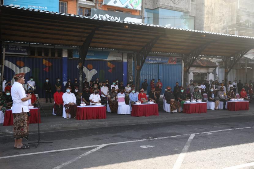 Bupati Gianyar I Made Mahayastra, membuka operasi pembongkaran Pasar Gianyar dalam program pembangungan serta revitalisasi Pasar di Kabupaten Gianyar, Kamis (28/5).