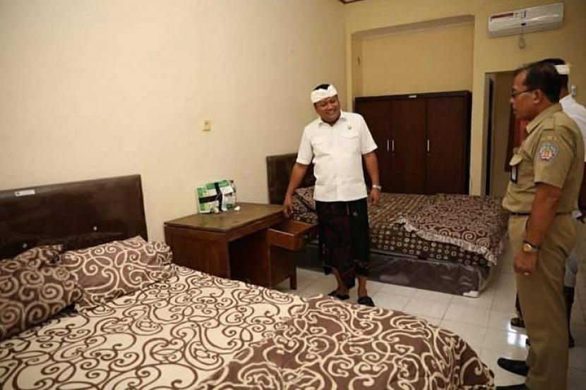 Bupati Gianyar I Made Mahayastra mengecek kamar hotel untuk Pekerja Migran Indonesia di  Ubud, Bali, Senin (20/4).