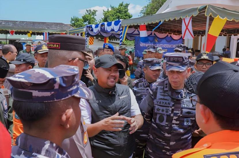 Bupati Gresik Fandi Akhmad Yani alias Gus Yani mendampingi Laksamana Muhammad Ali di Pulau Bawean, Sabtu (30/3/2024). 