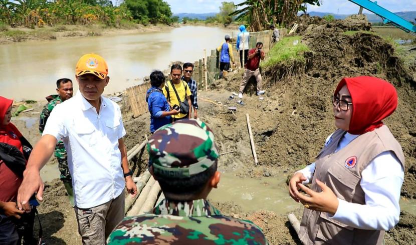 Bupati Grobogan, Sri Sumarni, saat mendampingi Gubernur Jawa Tengah, Ganjar Pranowo, meninjau perbaikan tanggul Sungai Lusi di wilayah Desa Karangsari, Kecamatan Brati, Kabupaten Grobogan, Jawa Tengah.