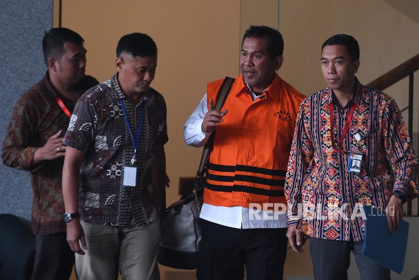 Bupati Hulu Sungai Tengah, Kalimantan Selatan Abdul Latif (kedua kiri) dengan rompi tahanan meninggalkan gedung KPK, Jakarta, Jumat (5/1).