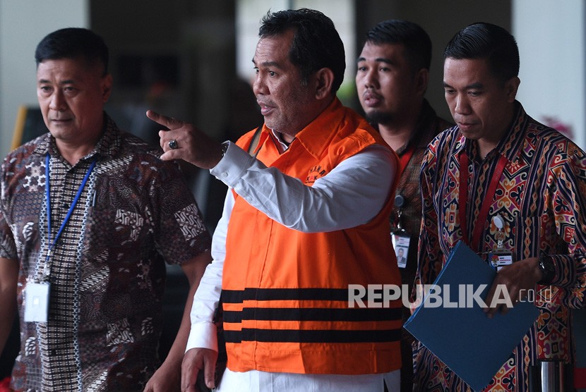 Bupati Hulu Sungai Tengah, Kalimantan Selatan Abdul Latif (kedua kanan) dengan rompi tahanan meninggalkan gedung KPK, Jakarta, Jumat (5/1).
