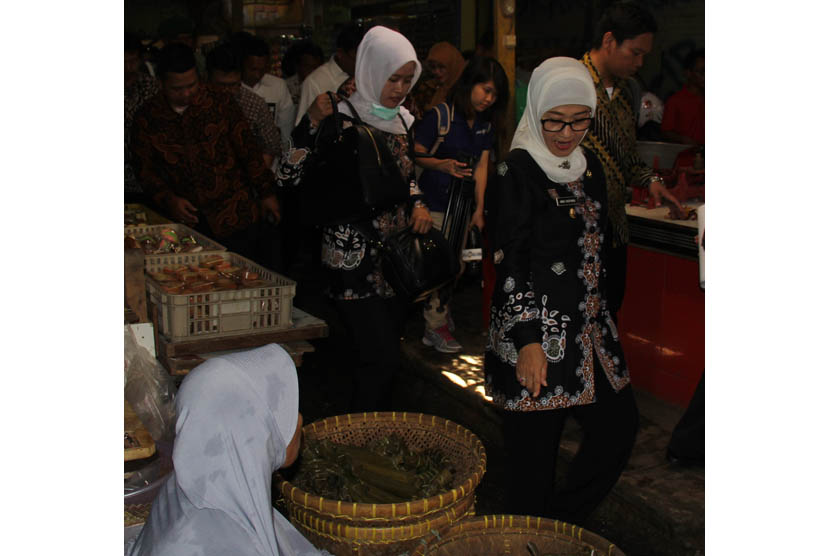 Bupati Indramayu Anna Shopanah (kanan) tinjau pasar.