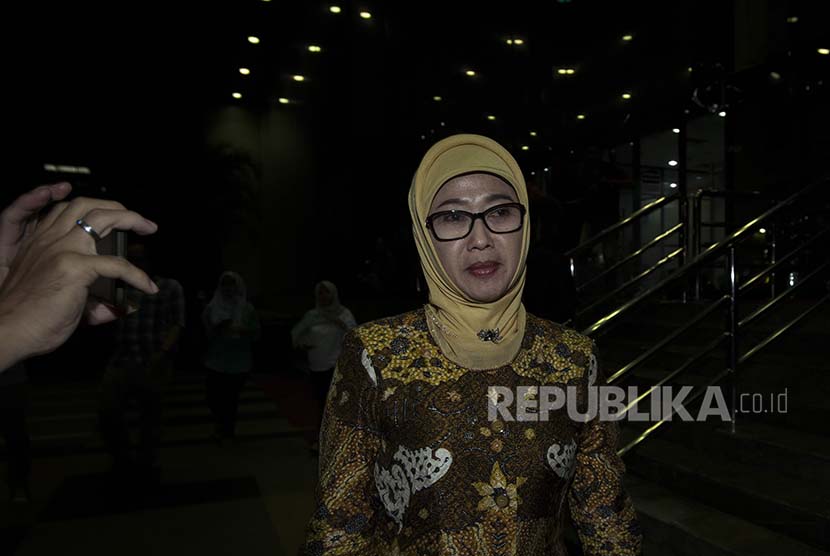 Bupati Indramayu Anna Sophana berjalan usai menjalani pemeriksaan di gedung KPK, Jakarta, Selasa (20/9)