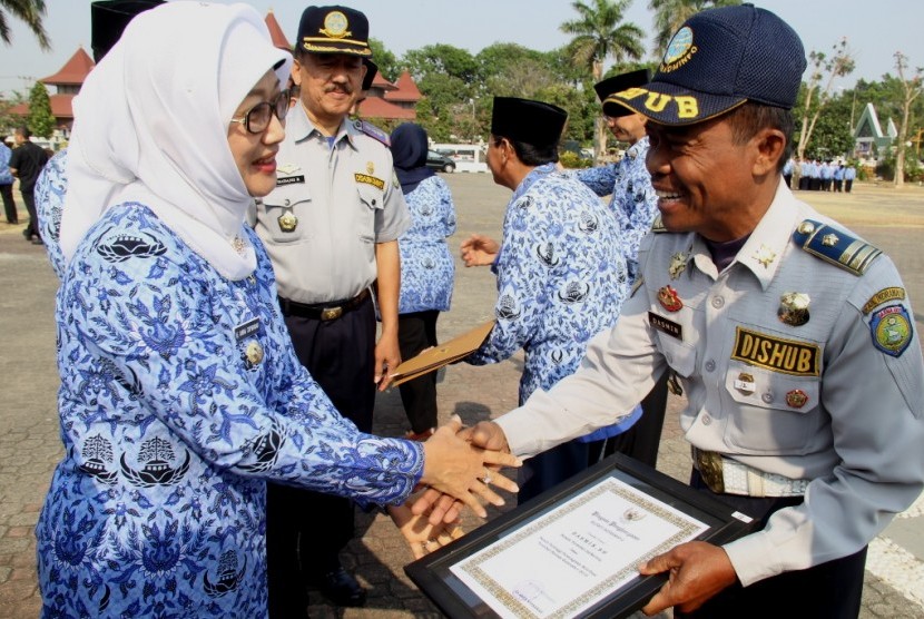  Bupati Indramayu, Anna Sophanah menyerahkan penghargaan kepada para insan perhubungan, Kamis (17/9).