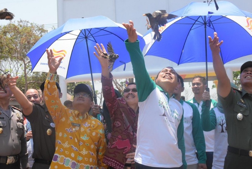 Bupati Indramayu, H. Supendi bersama Direktur Keuangan PT Polytama Propindo, Uray Azhari, melepas merpati menandai dibukanya Taman Kehati di Kota Indramayu.