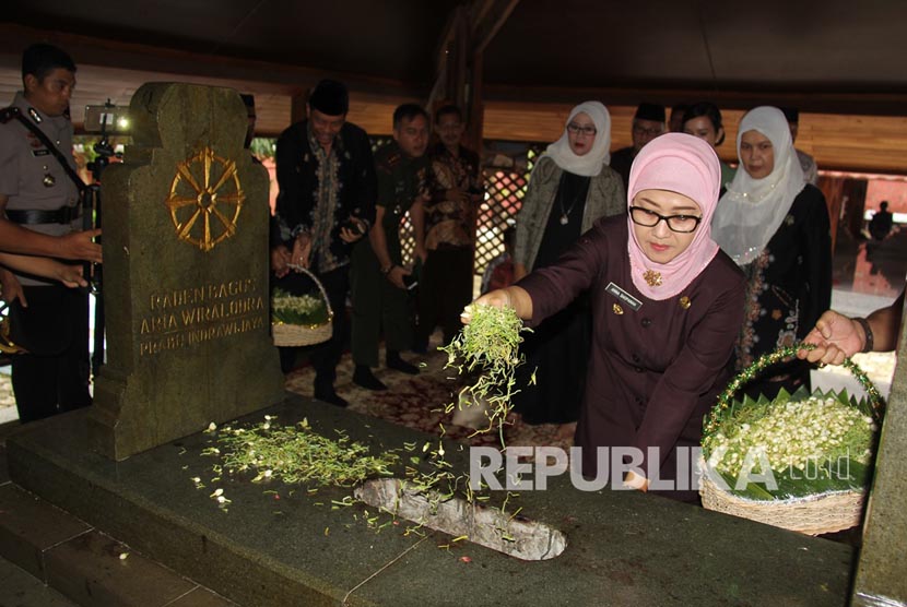 Bupati Indramayu Anna Sophanah berdoa dan ziarah di makam Wiralodra.