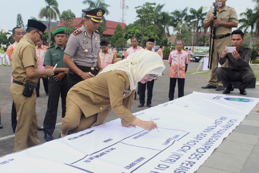 Bupati Indramayu Hj. Anna Sophanah berikan tanda tangan dukungan untuk Kawasan Tanpa Asap Rokok (KTAR).