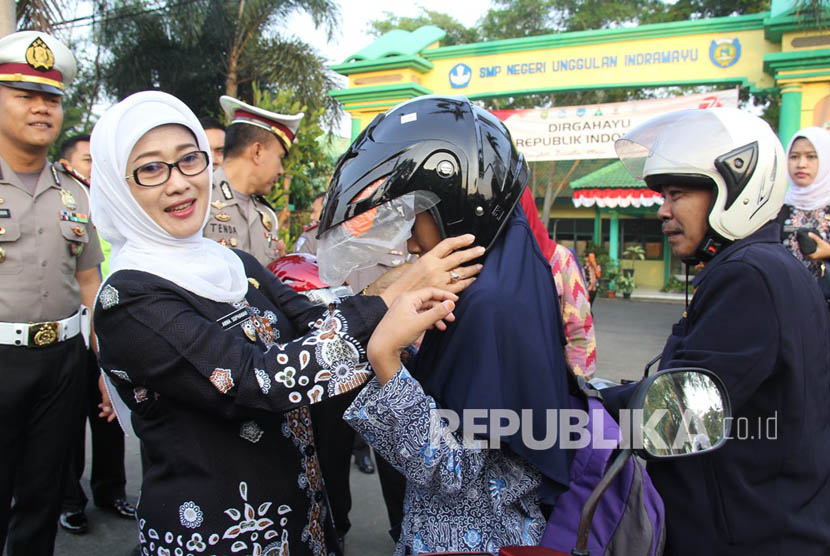 Bupati Indramayu Hj. Anna Sophanah bersama dengan Polres Indramayu membagikan helm gratis kepada para pelajar.