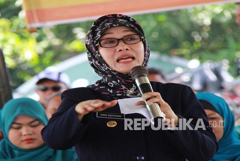Bupati Indramayu Hj. Anna Sophanah memberikan sambutan pada penyerahan zakat profesi di Kecamatan Losarang.