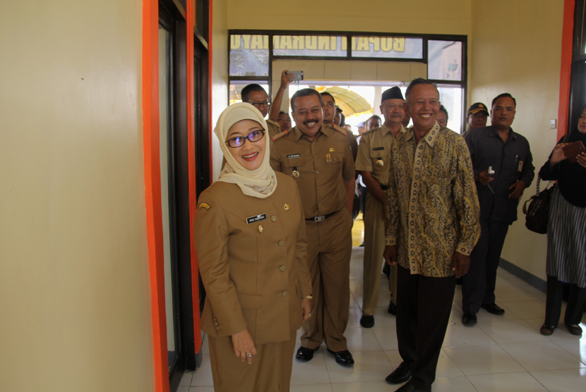 Bupati Indramayu Hj. Anna Sophanah meninjau gedung TPI Dadap Baru.