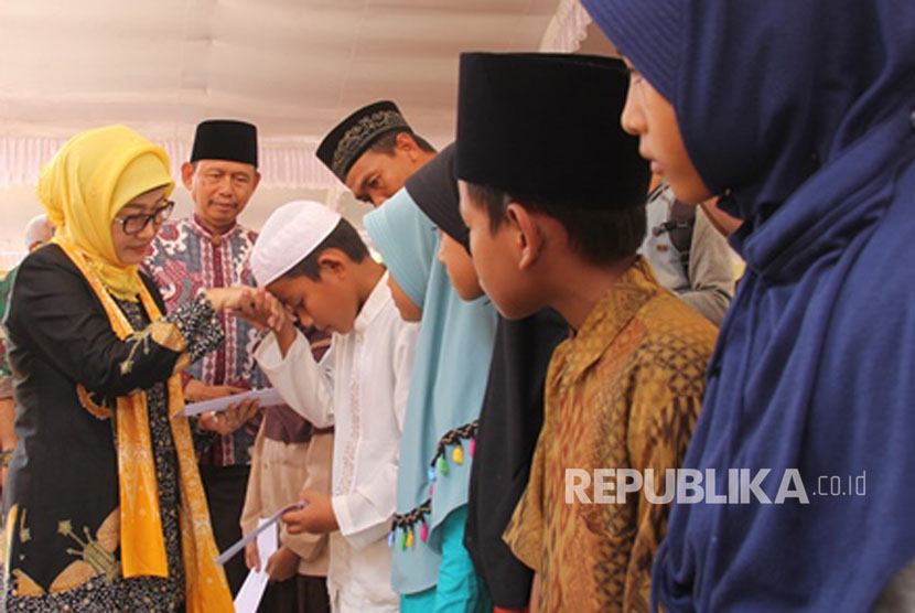 Bupati Indramayu Hj. Anna Sophanah menyerahkan Baznas di Kantor Kecamatan Haurgeulis, Jumat (5/5).