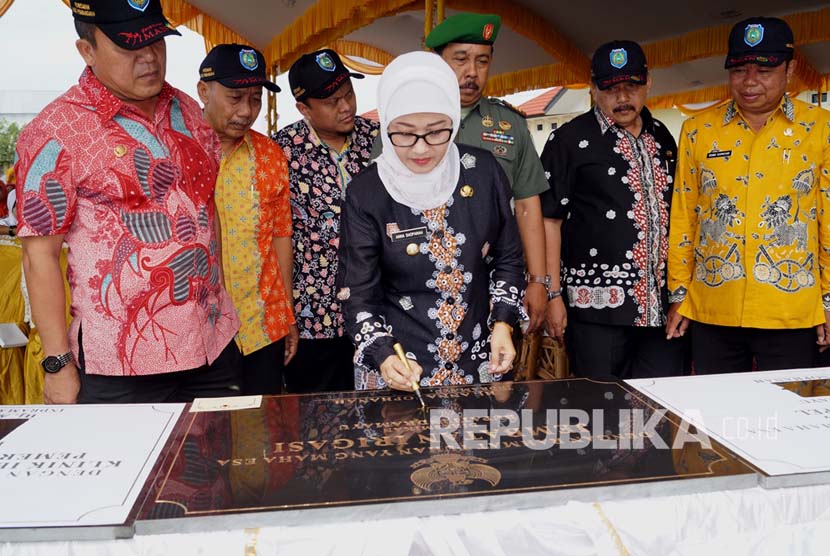 Bupati Indramayu, Hj. Anna Sophanah meresmikan sebelas proyek pembangunan Pemerintah Kabupaten (Pemkab) Indramayu yang sudah diselesaikan pada tahun 2016.