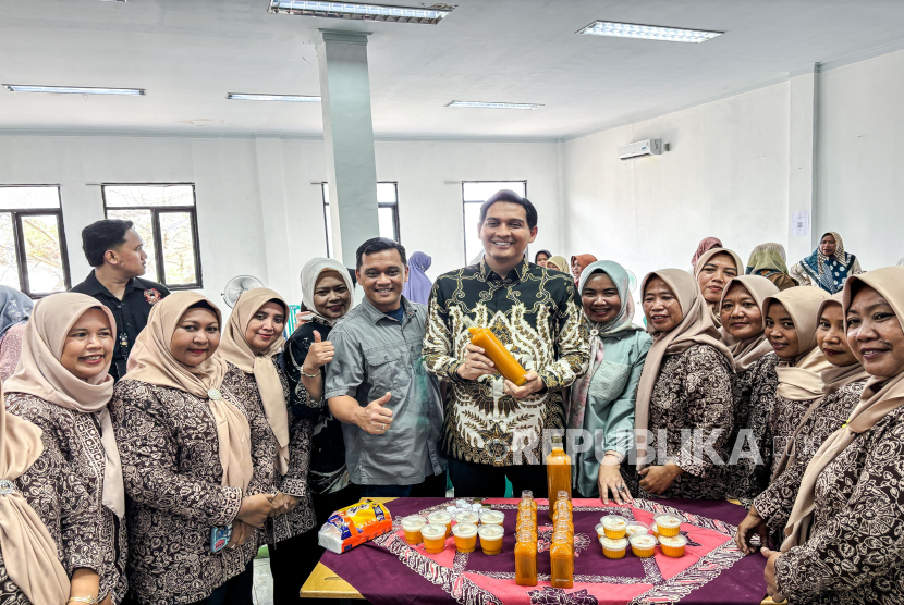 Bupati Indramayu, Lucky Hakim bersama emak-emak dalam program Pelatihan Olahan Mangga: Manis Mangganya, Laris Usahanya.