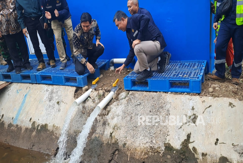Bupati Indramayu Lucky Hakim (kiri) dan Deputi Dukungan Bisnis SKK Migas Eka Bhayu Setta (kanan) meresmikan bantuan dari PT Pertamina EP dan SKK Migas berupa rumah pompa dan reservoir air bersih di Desa Jatisura, Kabupaten Indramayu, Kamis (11/9/2025). 