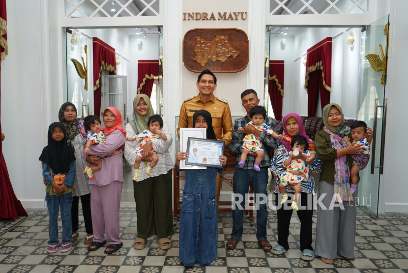 Bupati Indramayu, Lucky Hakim, memberikan apresiasi yang tinggi kepada ibu Nur’aeni (32), seorang ibu asal Desa Bodas, Kecamatan Tukdana, Kabupaten Indramayu yang telah melahirkan bayi kembar lima.