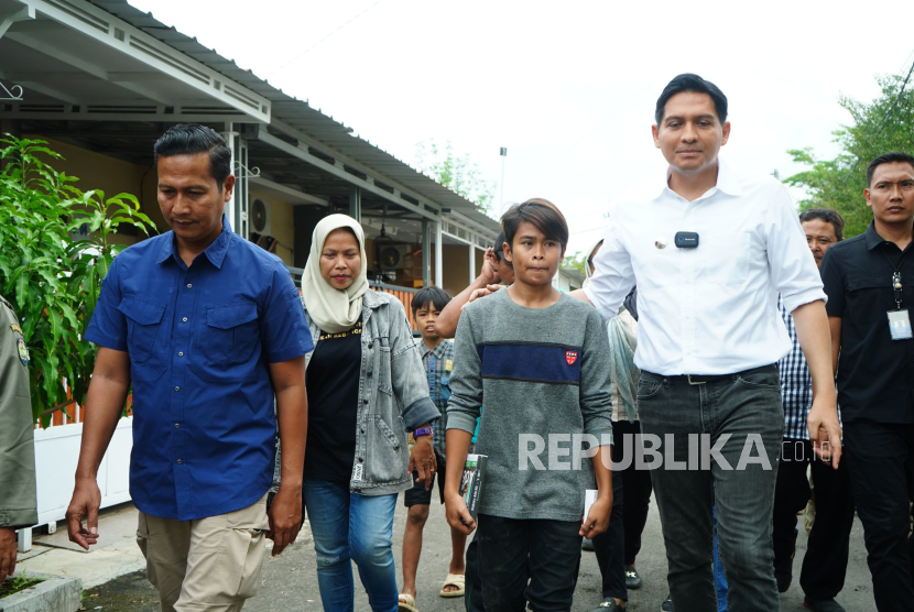 Bupati Indramayu, Lucky Hakim, memberikan bantuan rumah kontrakan untuk Sopiah, gadis yang sempat viral karena bekerja sebagai kuli bangunan dan tinggal di tanah pemakaman. 