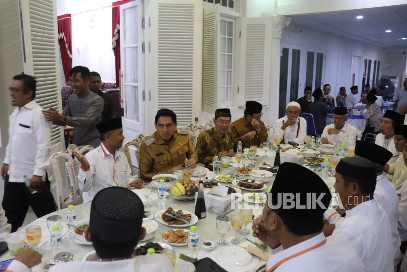 Bupati Indramayu, Lucky Hakim mengadakan buka puasa bersama jajaran pengurus DPD PKS Kabupaten Indramayu, di Pendopo Indramayu. 