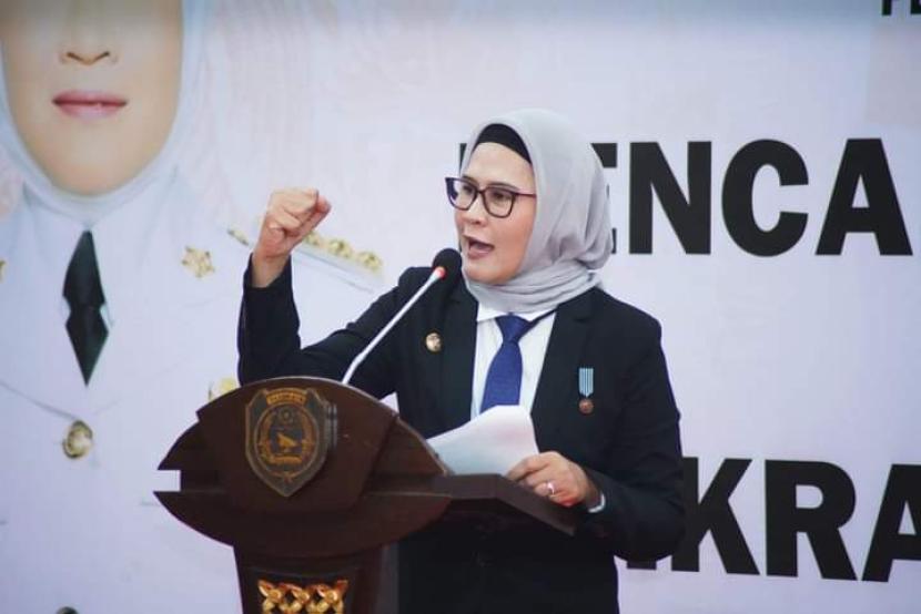 Bupati Indramayu Nina Agustina berpidato saat menjadi Inspektur Upacara peringatan HUT RI tingkat Kabupaten Indramayu di Sport Centre Indramayu, Kamis (17/8/2023).