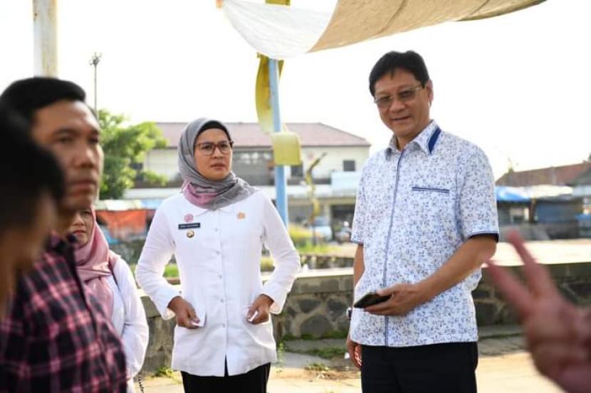 Bupati Indramayu, Nina Agustina, bersama calon investor, mengunjungi sejumlah proyek mangkrak di Kabupaten Indramayu. 