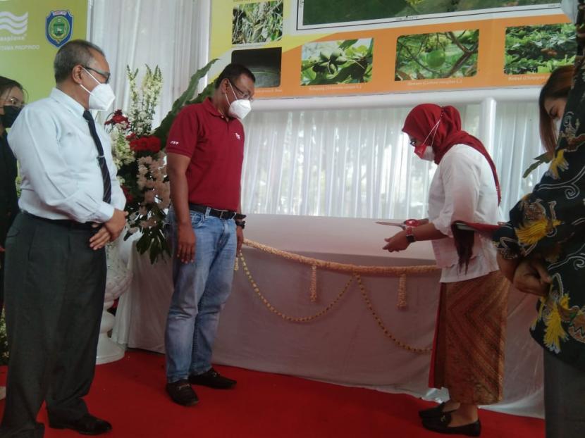 Bupati Indramayu, Nina Agustina didampingi Presiden Direktur PT Polytama Propindo, Didik Susilo (kiri berkaos merah) meresmikan penangkaran rusa timorensis bertempat di Taman KEHATI (Keanekaragaman Hayati) di hutan kayu putih di Kota Indramayu, Selasa 917/8).