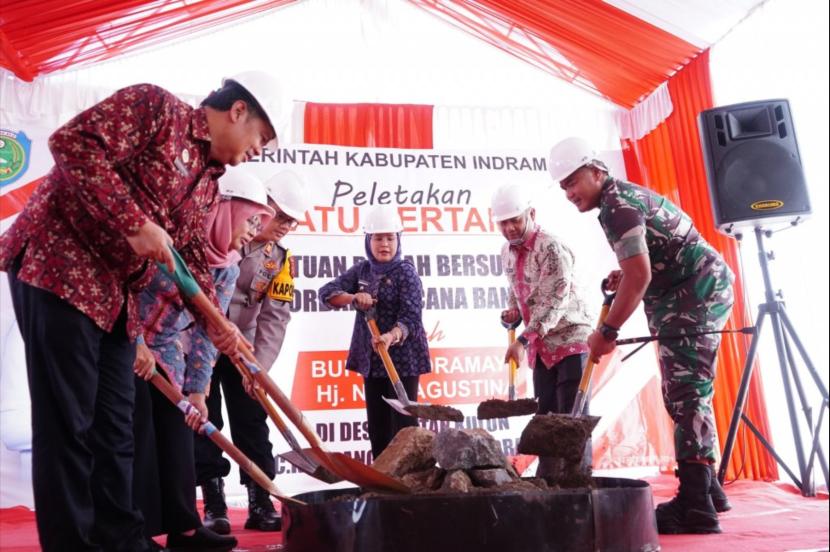 Bupati Indramayu, Nina Agustina saat peletakan batu pertama pembangunan rumah bersubsidi bagi korban banjir rob di Desa Eretan Kulon, Kecamatan Kandanghaur, Kabupaten Indramayu, Kamis (19/9/2024). 