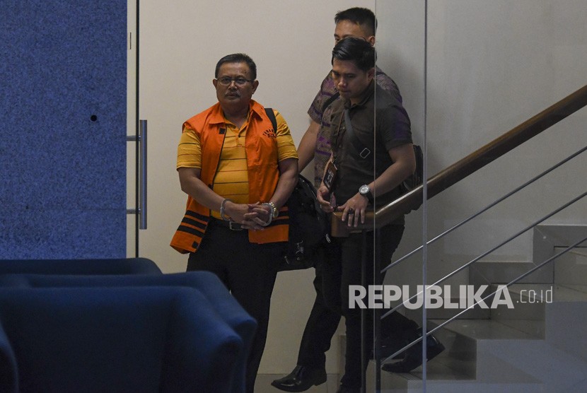 Bupati Indramayu Supendi (kiri) berjalan menuruni anak tangga usai menjalani pemeriksaan di gedung KPK Jakarta, Rabu (16/10/2019).