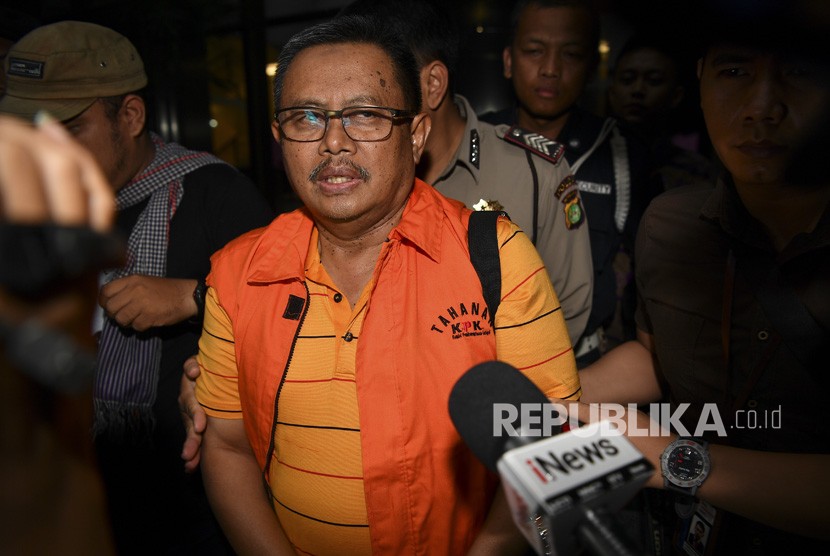 Bupati Indramayu Supendi (tengah) menjawab pertanyaan wartawan usai menjalani pemeriksaan di gedung KPK Jakarta, Rabu (16/10/2019). 