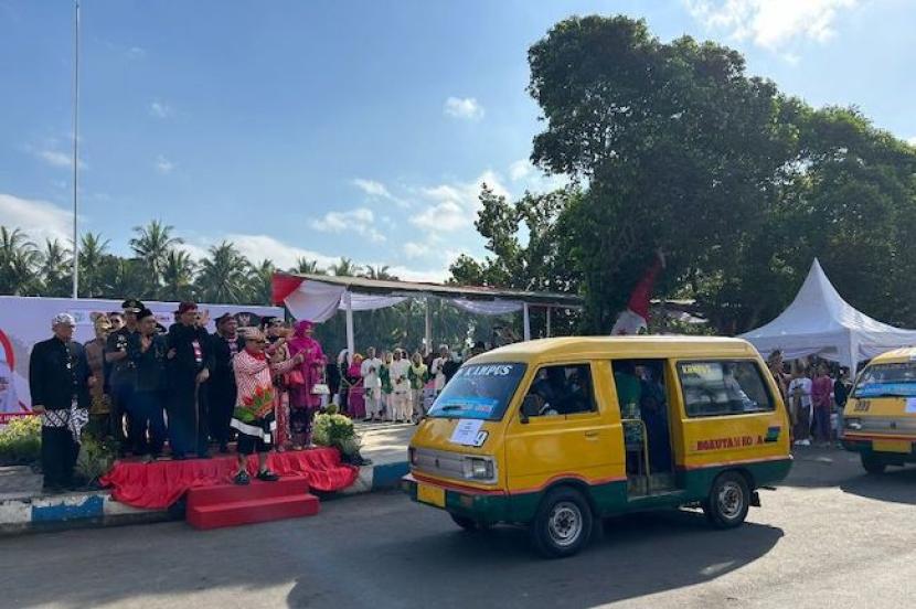 Bupati Jember Hendy Siswanto meluncurkan angkutan sekolah gratis untuk pelajar saat kegiatan peringatan Hari Pendidikan Nasional (Hardiknas) di depan kantor Pemerintah Kabupaten (Pemkab) Jember, Jawa Timur, Kamis (2/5/2024). 