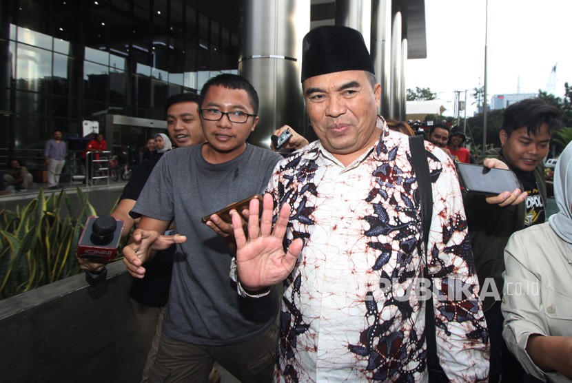 Bupati Jepara Ahmad Marzuki (tengah) bergegas meninggalkan Gedung KPK usai menjalani pemeriksaan di Jakarta, Rabu (30/1/2019). 