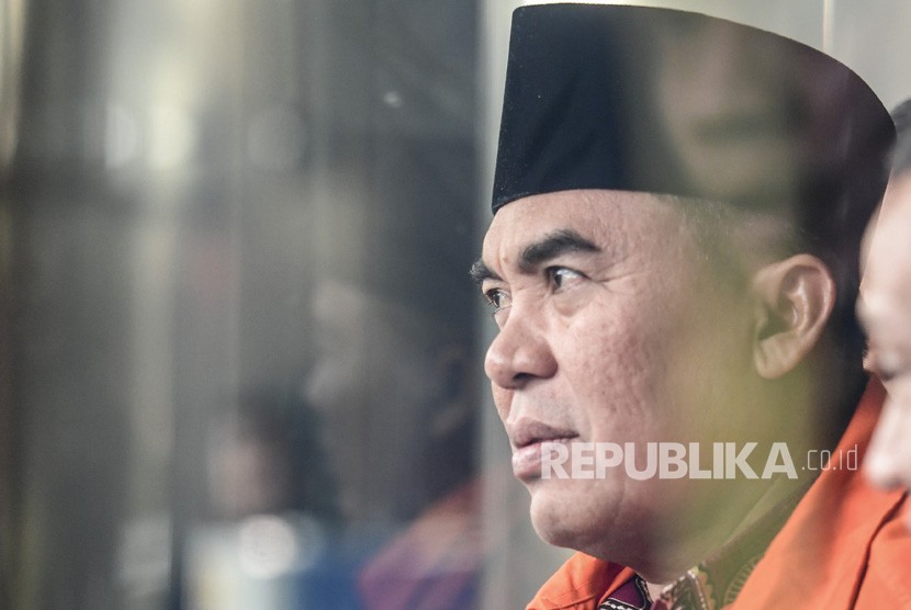 Bupati Jepara Ahmad Marzuqi berjalan menuju mobil tahanan seusai diperiksa di gedung KPK, Jakarta, Senin (13/5/2019). 