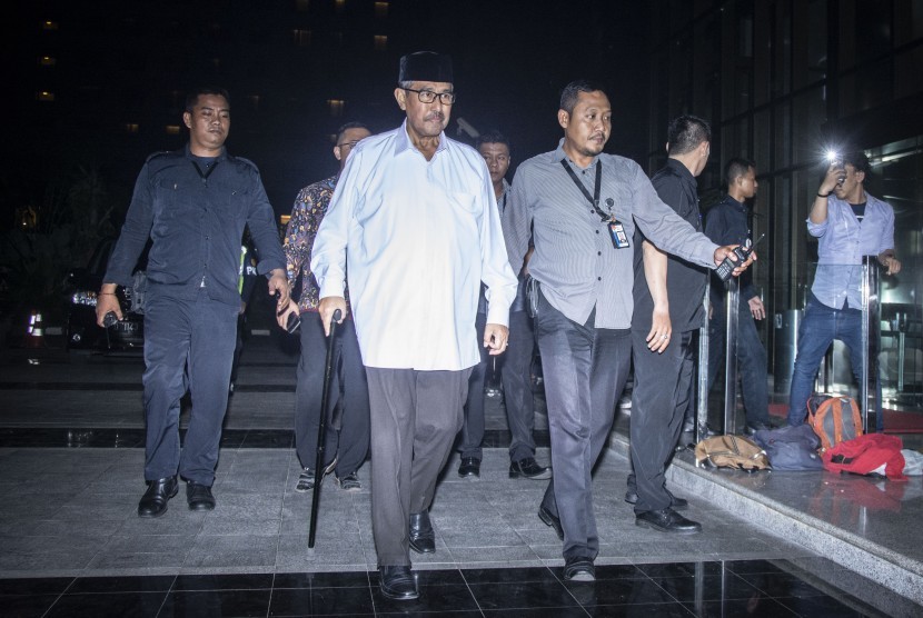 Bupati Kabupaten Bandung Barat Abu Bakar (tengah) saat tiba untuk menjalani pemeriksaan di gedung KPK, Jakarta, Rabu (11/4).