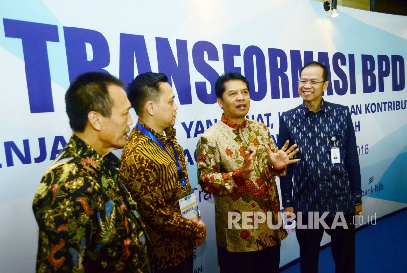 Bupati Kabupaten Bandung Dadang M Naser (kedua kanan) berbincang dengan Dirut Bank BJB ahmad Irfan (kanan) pada acara 'Sosialisasi Transformasi Bank Pembangunan Daerah (BPD)' di Kota Bandung, Senin (29/8). (Republika/Edi Yusuf)