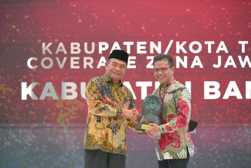 Bupati Kabupaten Bandung Kang DS raih Penghargaan Paritrana Award Tahun 2024