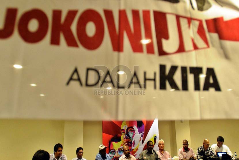 Perwakilan partai koalisi se- Pegunungan Tengah, Papua berbicara saat mendekalarasikan dukungan kepada capres-cawapres Jokowi-JK di Jakarta, Senin (30/6). 