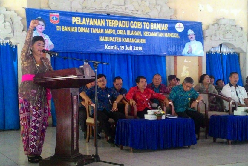 Bupati Karangasem, I Gusti Ayu Mas Sumatri saat memberikan pengarahan di acara Goes to Banjar.